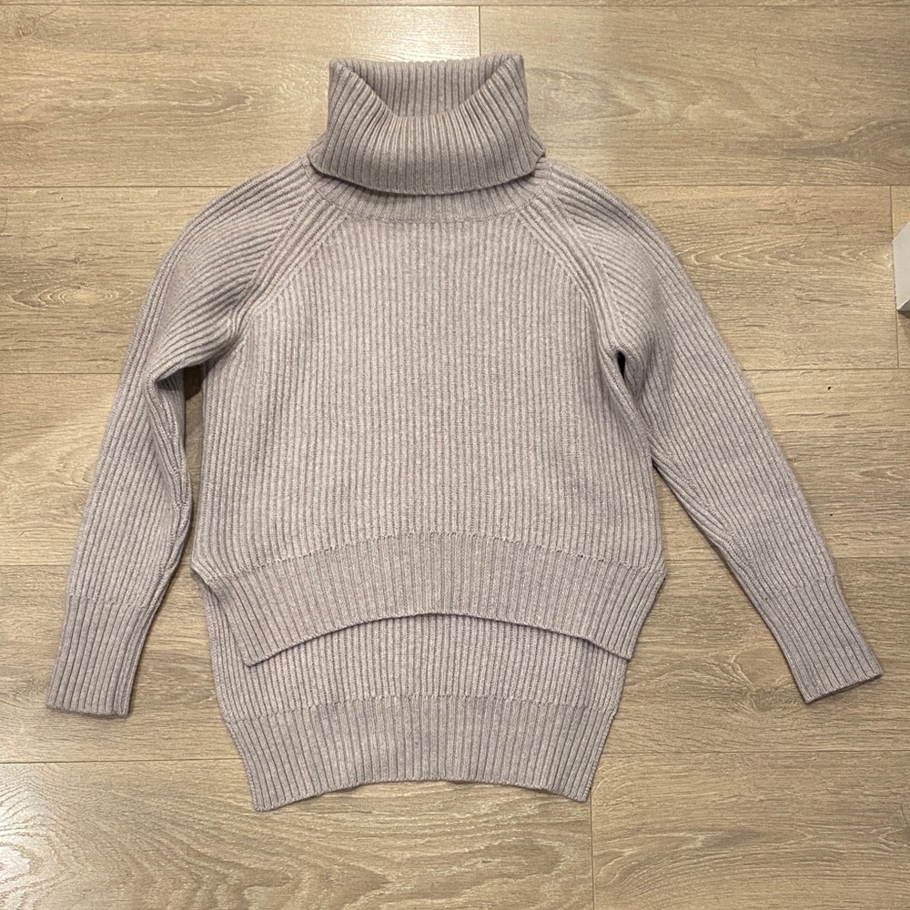 Wilfred Ribbed Gray Turtleneck Sweater